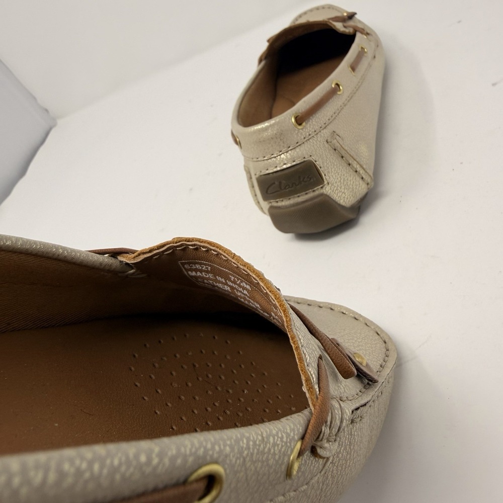 Clark's Artisan Women's 7.5 Gold Driving Moccasins Metallic Loafers Bow Detail - Picture 7 of 9